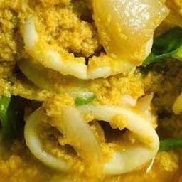 ผัดหมึกผงกะหรี่ราดข้าว