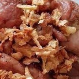 หมูชิ้นทอดกระเทียมราดข้าว