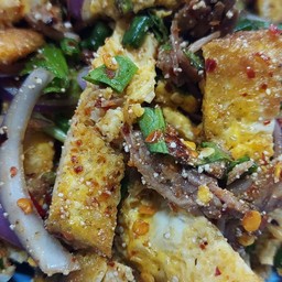 ลาบไข่เจียวเปนกับ