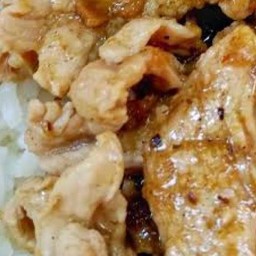 หมูชิ้นผัดกระเทียมราดข้าว