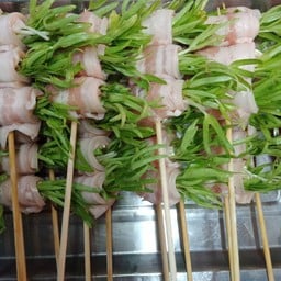 หมูสามชั้นพันต้นอ่อนผักบุ้ง