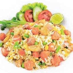 ข้าวผัดกระเทียมแซลมอน