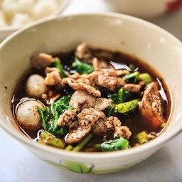 ก๋วยเตี๋ยวเรือ หมู ตับ ลูกชิ้น