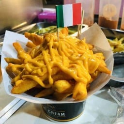 Shake Cheese เฟรนฟรายราดชีสเยิ้มๆ&หลงใหลชา กาแฟสด