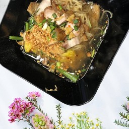 บะหมี่เกี๊ยวน้ำหมูกรอบ