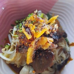 ร้านก๋วยเตี๋ยวเรือแม่เล็กนมสด(เจ้าเก่าหน้าโรงเรียนเซนต์คาเบรียล