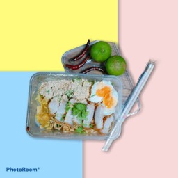 บะหมี่เกี๊ยวแห้งหมูกรอบต้มยำใส่ไข่ย้อย