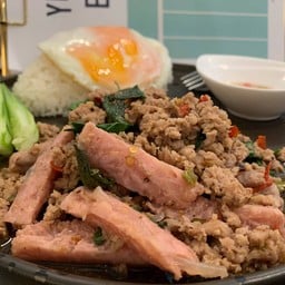 ข้าวราดกะเพราสามหมู