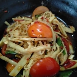 ตำหน่อไม้เส้นปูปลาร้า+แถมขนมจีน