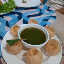 อันนี้จำชื่อไม่ได้ เป็นแป้งข้าวเกรียบห่อมันฝรั่งบดกับถั่ว แล้วราดซอสใบสาระแหน่