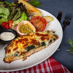 สเต็กแซลมอนยัดไส้ผักโขมอบชีส