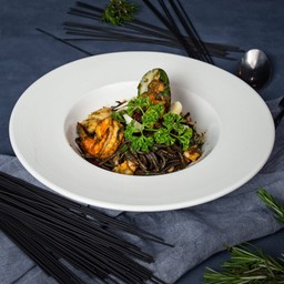 เส้นดำผัดทะเล