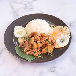 ข้าวกะเพราหมูสับ+กากหมู