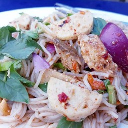 ยำขนมจีน(คอหมูย่าง)