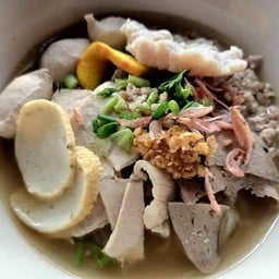 เตี๋ยวหมูแซ่บกลางซอย