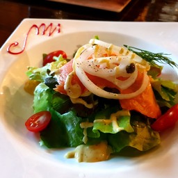 สลัดแซลมอนรมควัน