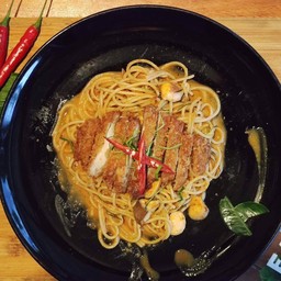 สปาเก็ตตี้พะแนงไก่กรอบ