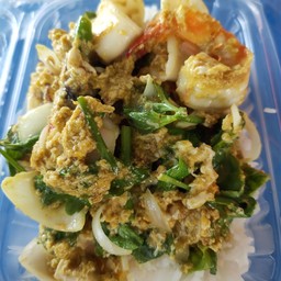 กุ้งหมึกผัดผงกระหรี่