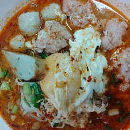 ก๋วยเตี๋ยวต้มยำหมูไข่ลวก