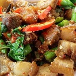 กะเพราหมูสามชั้น (กับ ข้าว)