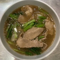 ราดหน้า เส้นใหญ่ หมู