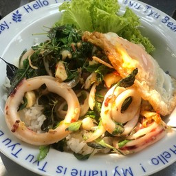 ข้าวกระเพราปลาหมึก