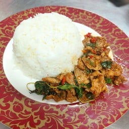 หมูหมักผัดกะเพรา ราดข้าว