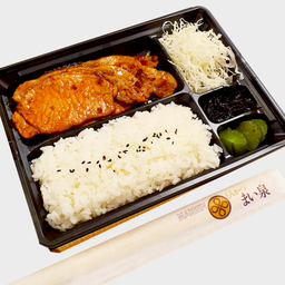 ชุดเบนโตะหมูผัดขิง + ชาเขียว