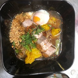 บะหมี่เกี้ยวน้ำต้มยำหมูกรอบไข้ย้อย