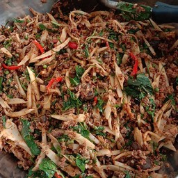 ผัดเผ็ดหนูนาแท้ใส่หน่อไม้ดอง(เป็นกับข้าว)