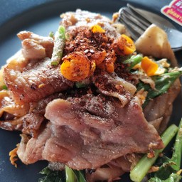 ๑.ผัดซีอิ๊วหมู เส้นใหญ่ธรรมดา