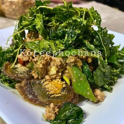 ไข่เยี่ยวม้ากะเพรากรอบ