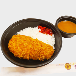 ชุดข้าวแกงกระหรี่คุโรบูตะคัตสึ สันใน + ชาเขียว + กะหล่ำปลี