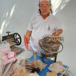 เฮียซอค่อยๆ ย่างปลาหมึกอย่างใจเย็น