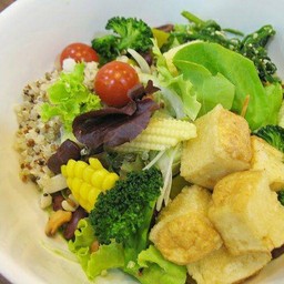 สลัดข้าวกล้องธัญพืชหน้าเต้าหู้