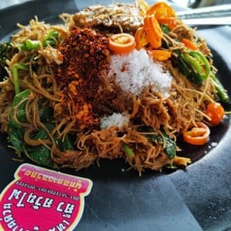 ๑.ผัดซีอิ๊วหมู เส้นหมี่ธรรมดา