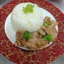 หมูหมักผัดกะเทียม ราดข้าว