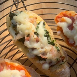 บาแก็ตเบคอนผักโขมชีส