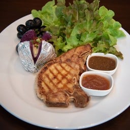 สเต็กหมูพอร์คช็อฟซอสพริกไทยดำ