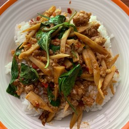 ผัดพริกแกงหน่อไม้ (ราดข้าว)