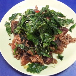 ไข่เยี่ยวม้ากะเพรากรอบ