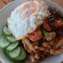 กะเพรากุ้งหมึกหมูไข่ดาวราดข้าว