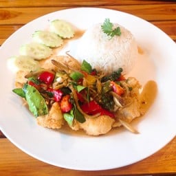 ข้าวราดปลาชิ้นผัดฉ่า