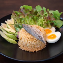 ข้าวผัดน้ำพริกปลาทู +ไข่ต้ม