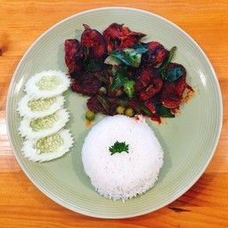 ข้าวราดปลาดุกกรอบผัดเผ็ด