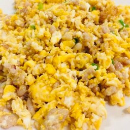 ไข่คั่วหมูสับราดข้าว