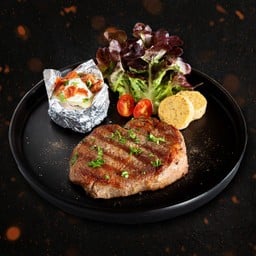 สเต็กเนื้อสันใน เสริฟพร้อมโฮมเมดเกรวี่และเนยเครื่องเทศ