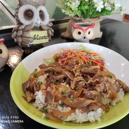 ข้าวหน้าสุกี้ยากี้ญี่ปุ่น โคขุนเสือร้องไห้ - หมูสไลด์