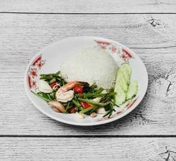 ผัดผักบุ้งราดข้าว