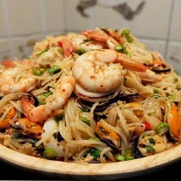 ยำขนมจีน+กุ้้ง+ปลาหมึก